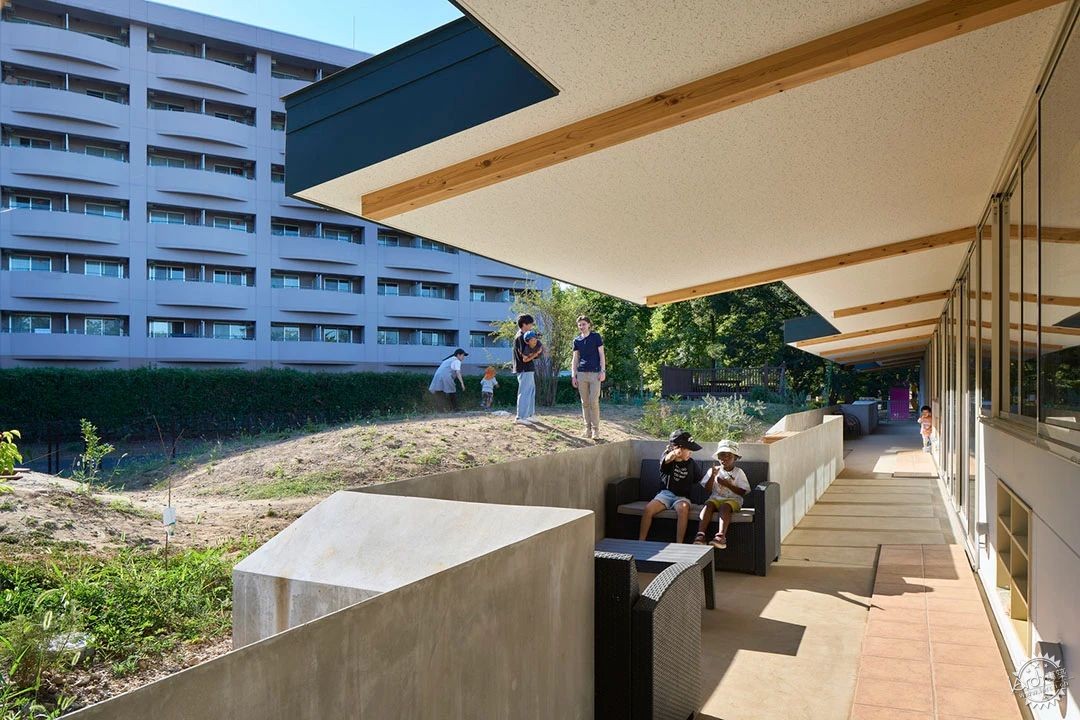 超酷！東京外國語大學幼兒園：巧用剩土小山，打造立體兒童天地第4張圖片