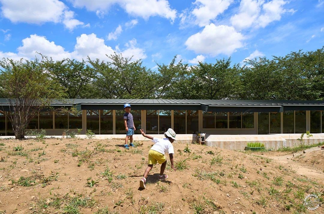 超酷！東京外國語大學幼兒園：巧用剩土小山，打造立體兒童天地第2張圖片