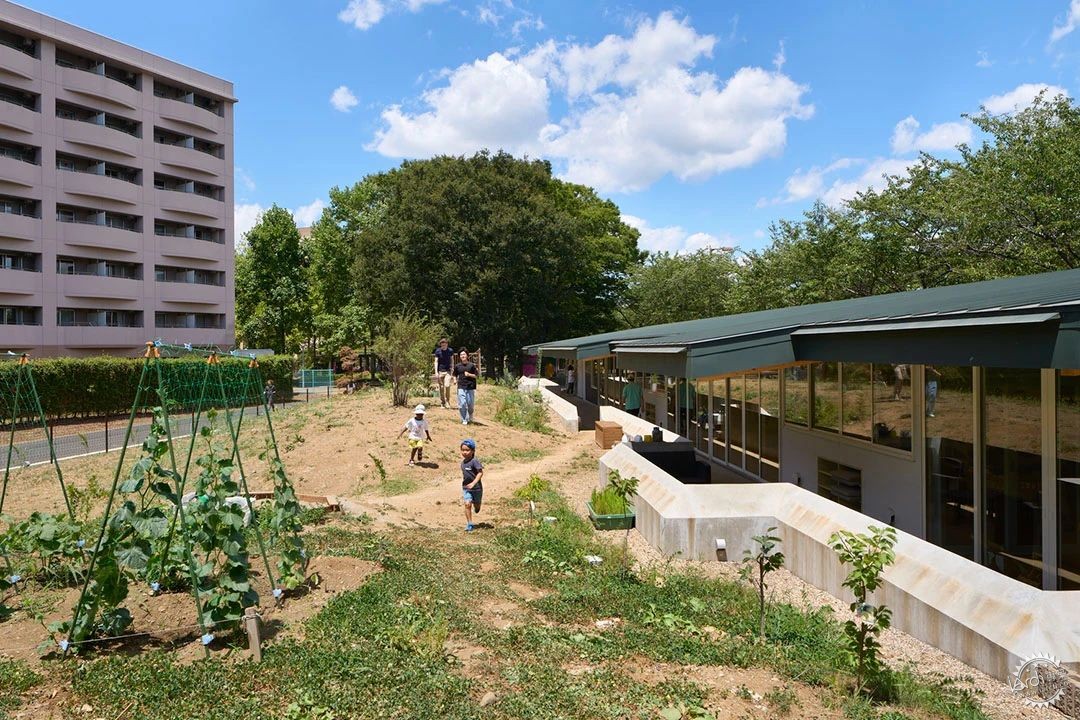 超酷！東京外國語大學幼兒園：巧用剩土小山，打造立體兒童天地第3張圖片